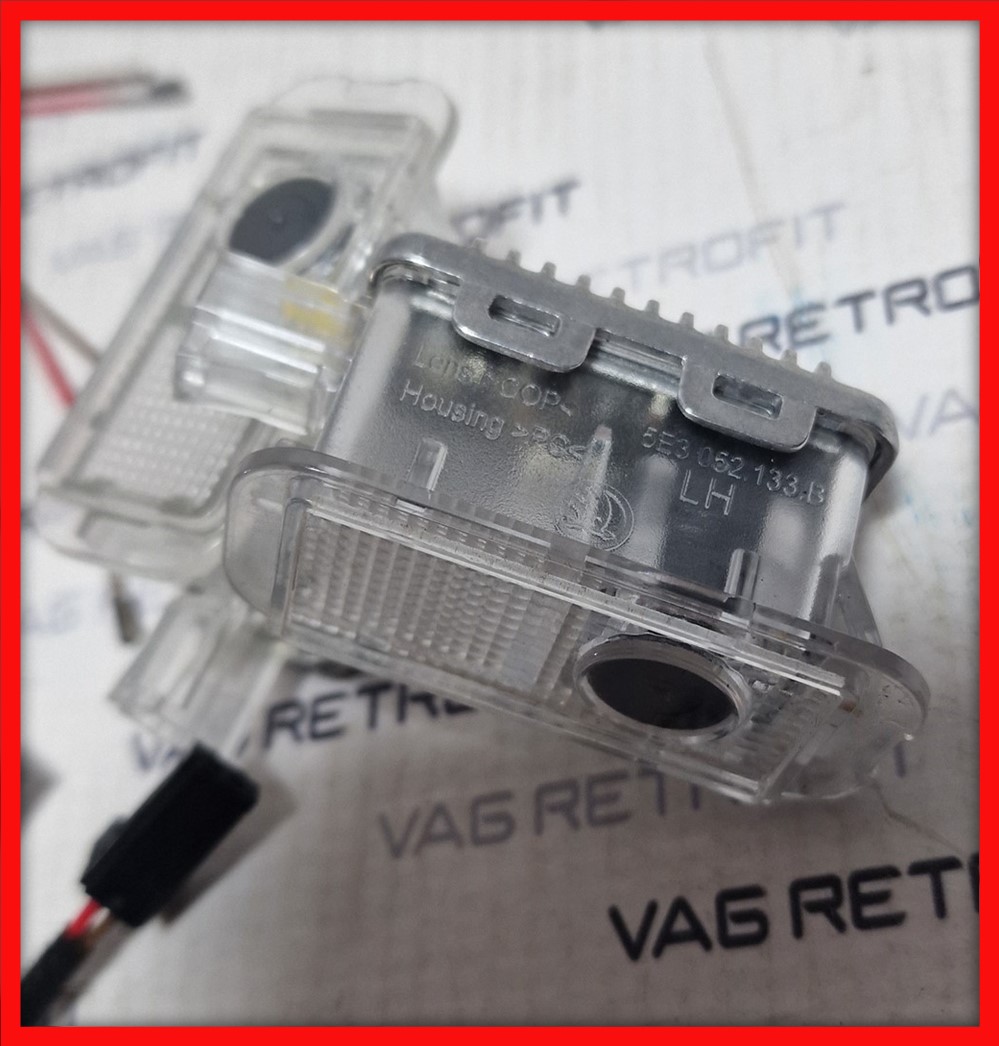 Poza 3 - 5E3052133B Set 2 Lampi Entry Light cu Logo Skoda Octavia Superb Kodiaq Karoq