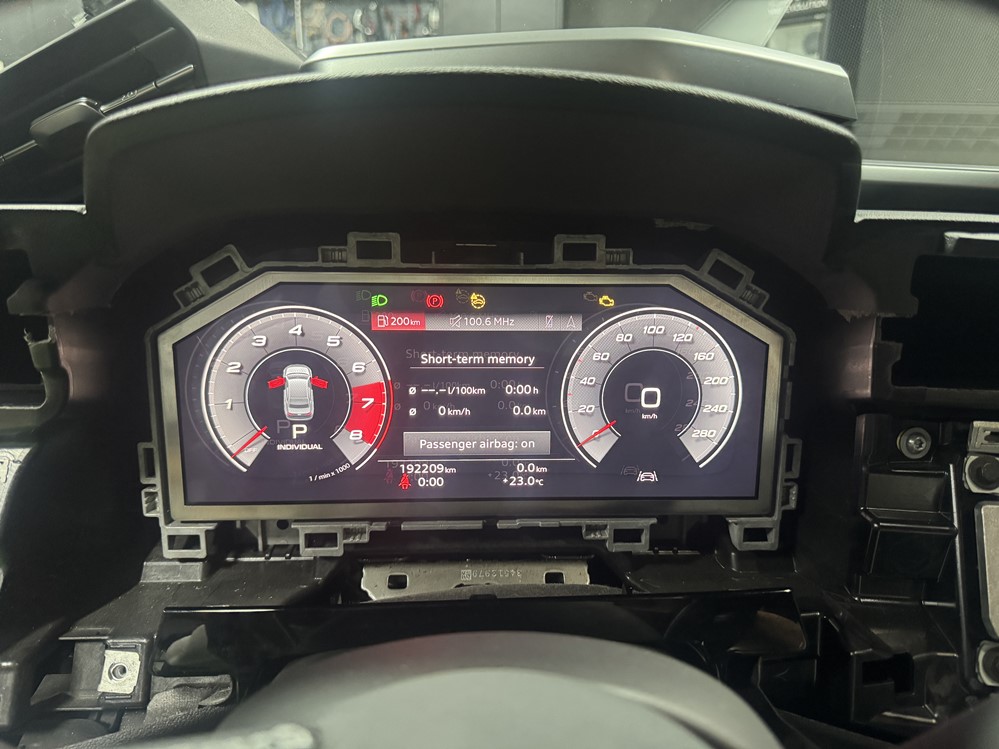 Montare 5 - Audi A3 Y8 2020 Inlocuire Ceasuri Digitale Bord Virtual Cockpit AID Defecte Ecran Negru La Contact Pus