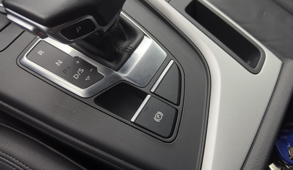Montare 6 - Audi A4 B9 2019 Instalare Camera Spate Marsarier OEM Auto Hold Hill Hold Assist