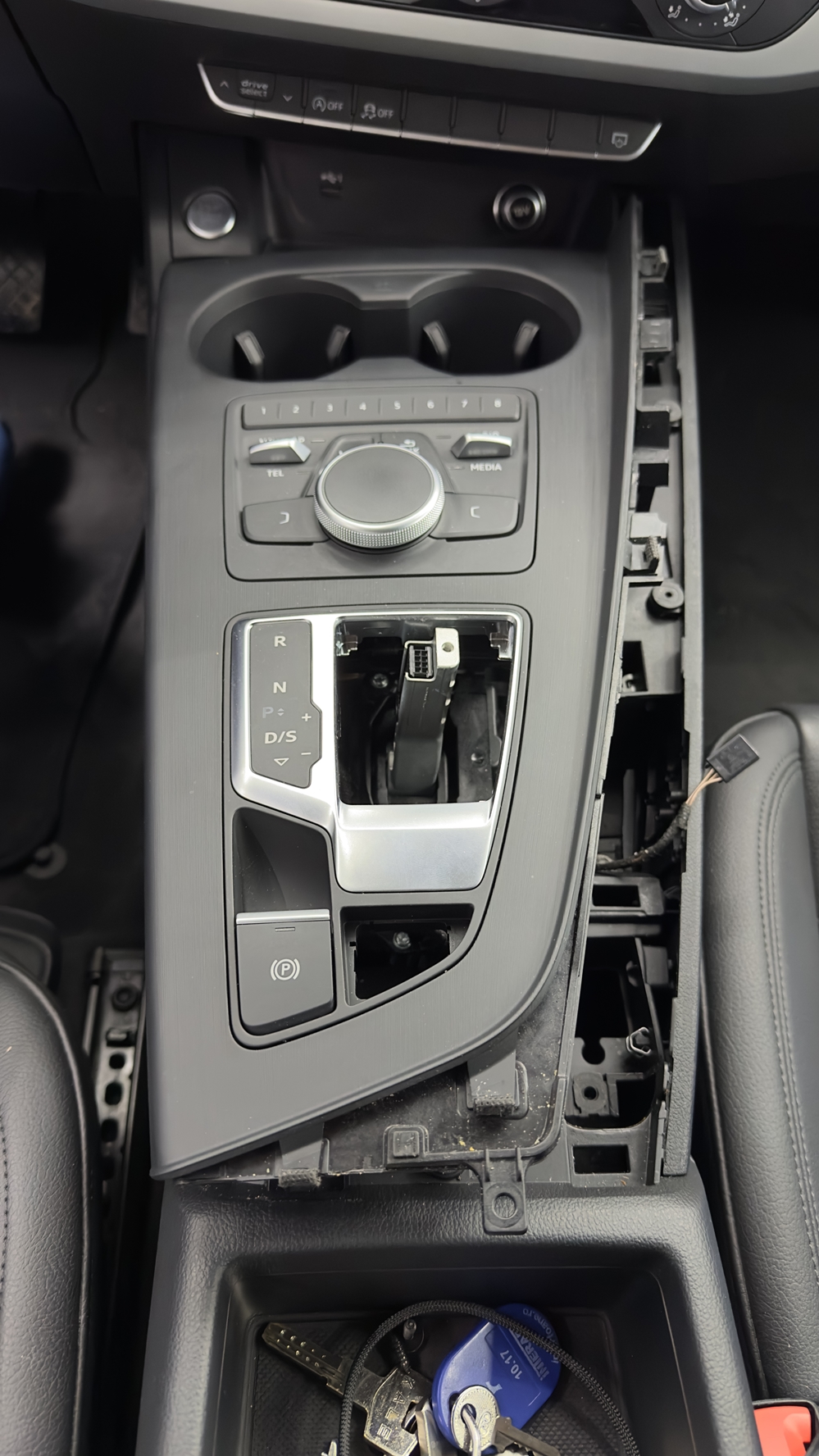 Montare 7 - Audi A4 B9 2019 Instalare Camera Spate Marsarier OEM Auto Hold Hill Hold Assist