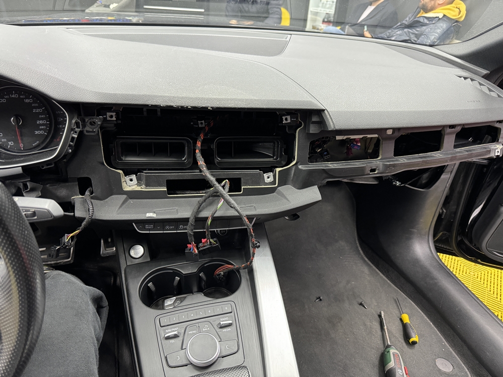 Montare 10 - Audi A5 F5 2018 Instalare Retrofit Navigatie Display Mare Port USB Camera Spate Marsarier Apple Carplay Android Auto