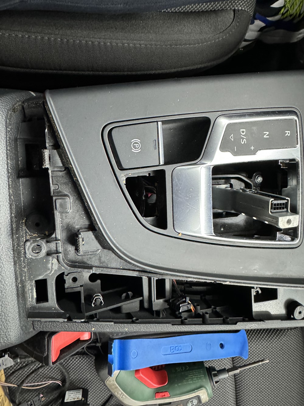 Montare 4 - Audi A4 B9 2021 Auto Hold Montare Instalare Buton Si Cablaj Auto Hold Auto Hill Hold Start Assist