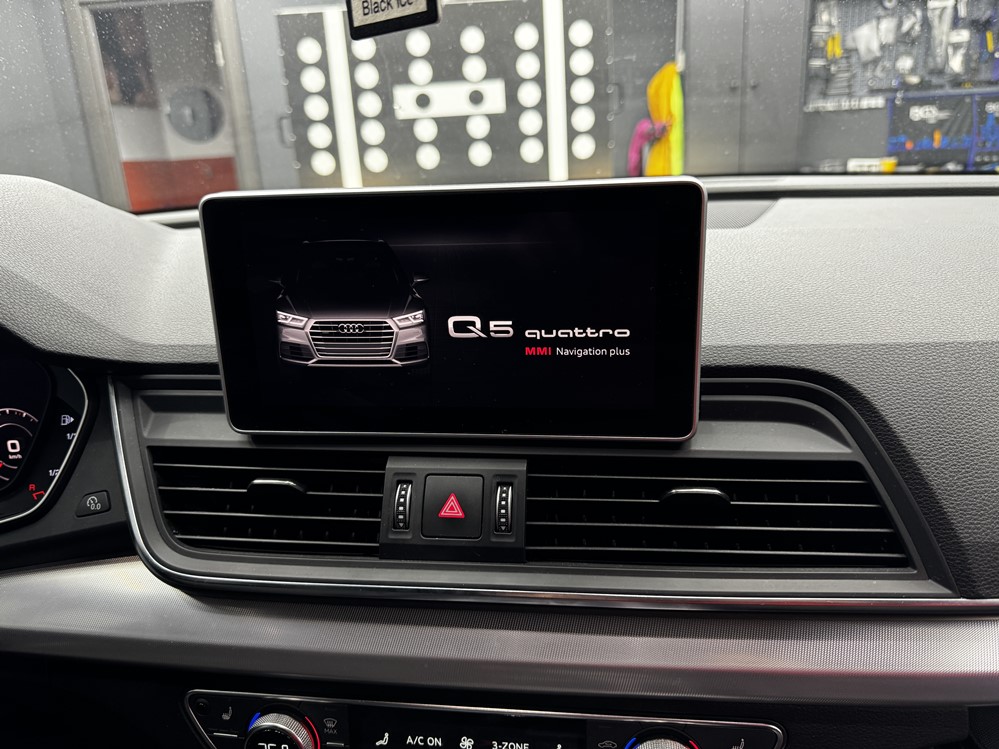 Montare 2 - Audi Q5 FY 2018 Montare Camera Spate Marsarier Originala Port USB Activare Apple Carplay Android Auto