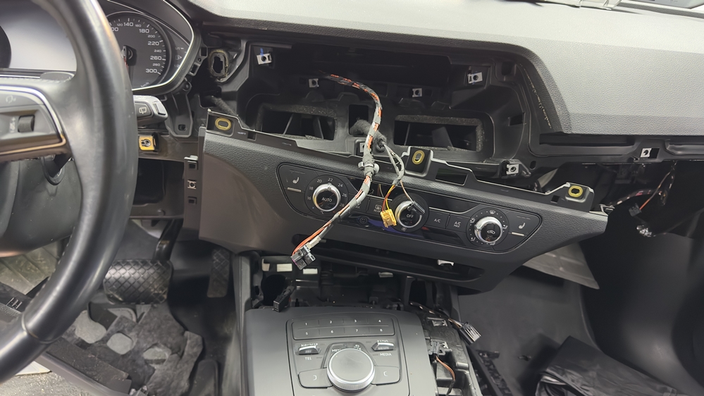 Montare 5 - Audi Q5 FY 2019 Instalare Ceasuri Digitale Virtual Cockpit AID Display Mare Navigatie Harman Volan Sport Tesit