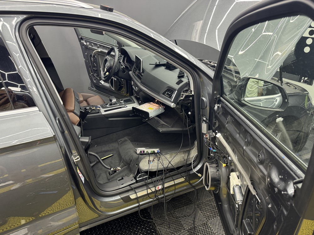 Montare 7 - Audi Q5 FY 2020 Instalare Montare Sistem Camere Top View Area View 360 Camera Fata Oglinzi Spate 