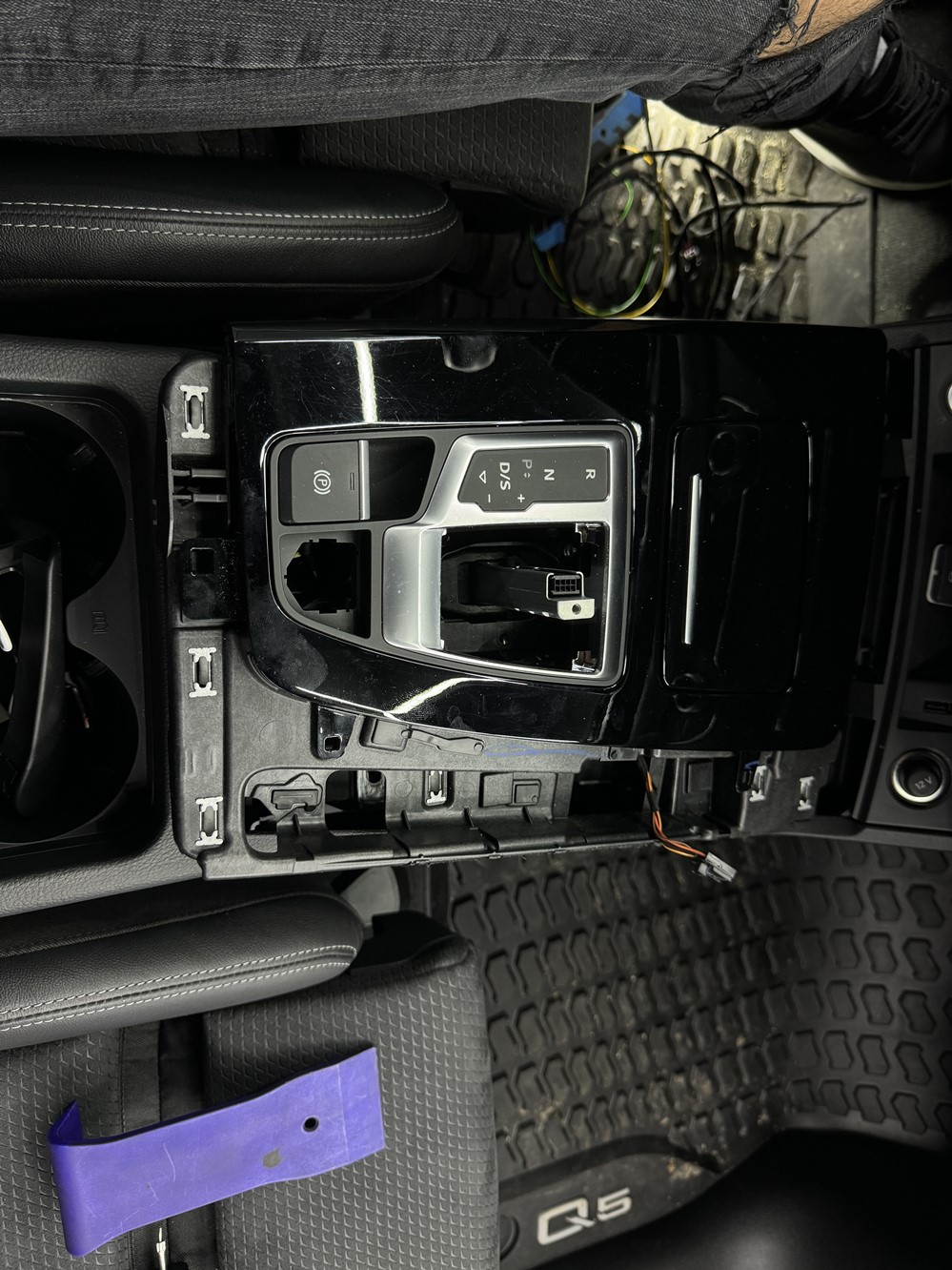 Montare 3 - Audi Q5 FY 2022 Auto Hold Montare Instalare Buton Cablaj Auto Hold Auto Hill Hold Start Assist