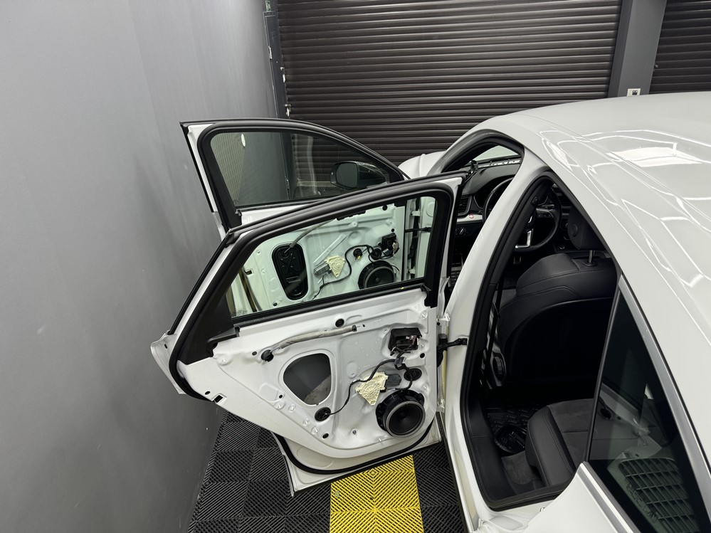 Montare 6 - Audi Q5 FY Sportback 2021 Montaj Kit Keyless Entry Fata - Spate Manere Usi Fata Spate Keyless Entry