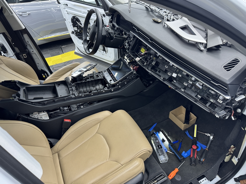 Montare 8 - Audi Q7 4M 2023 Instalare Montare Lumini Ambientale 30 Culori Originale Lumini Bord Ambientale Color