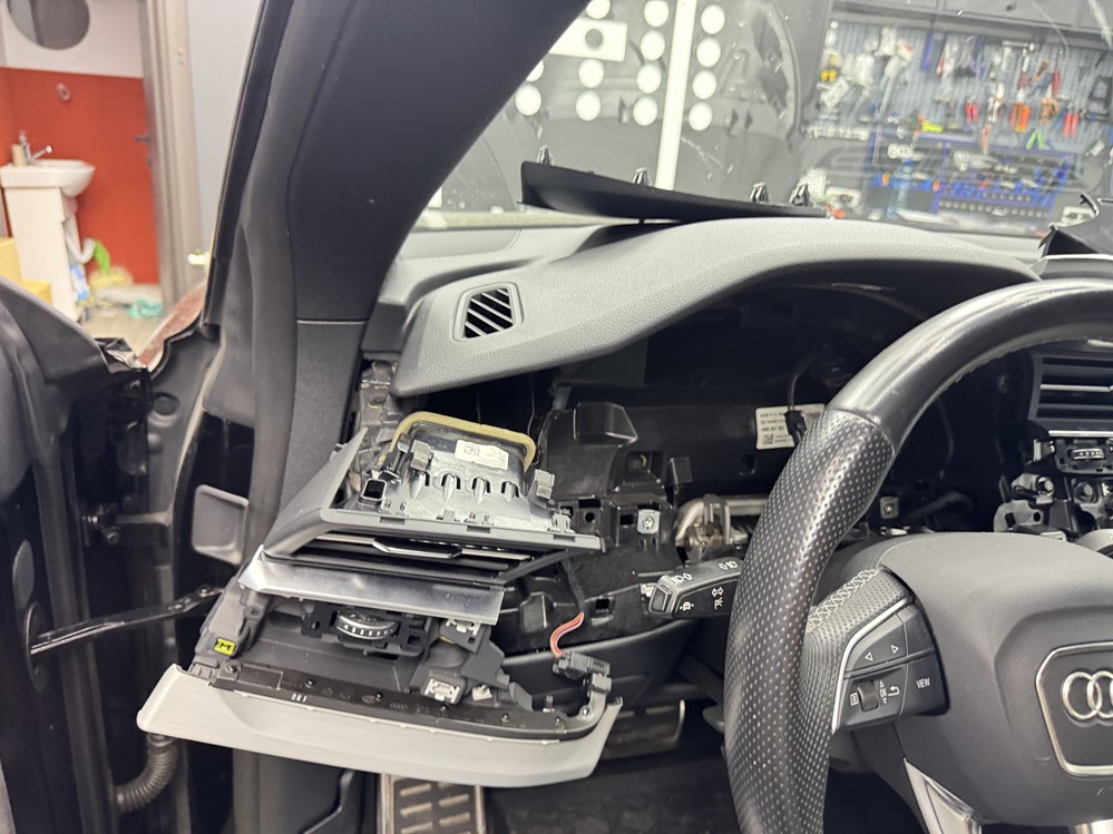 Montare 5 - Audi Q8 2023 Ceasuri Digitale Reparatie Panou De Bord Cod Eroare B2000 41 B2000 96 B2000 49