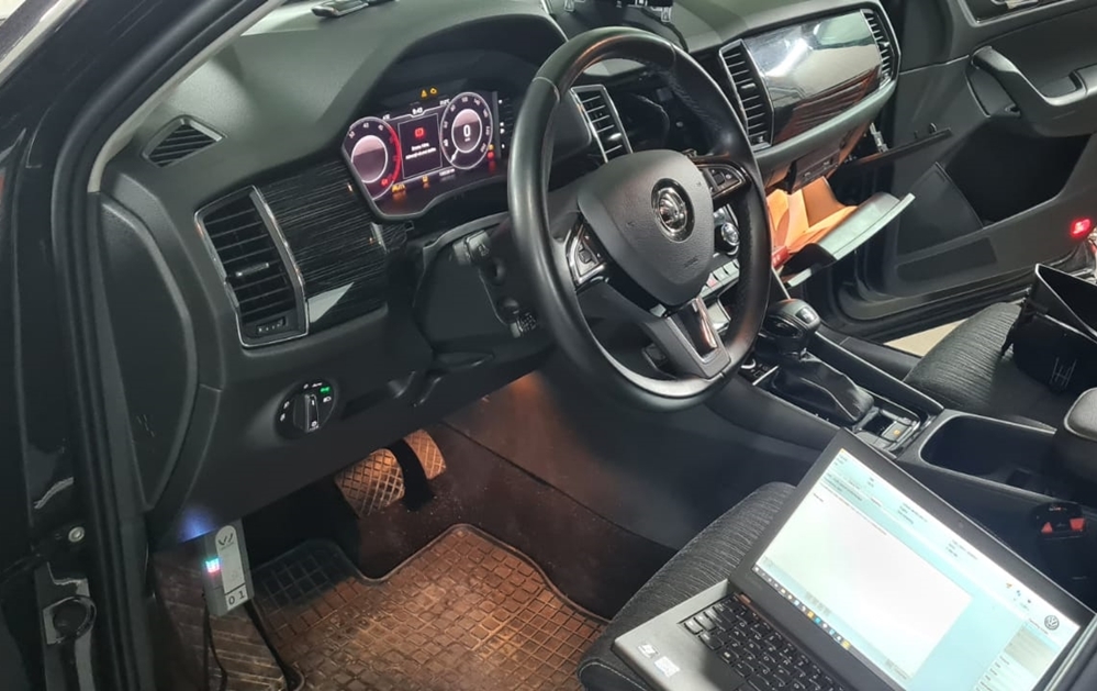 Montare 8 - Skoda Kodiaq 2018 Instalare Ceasuri Digitale Virtual Cockpit Bord Digital Plasma