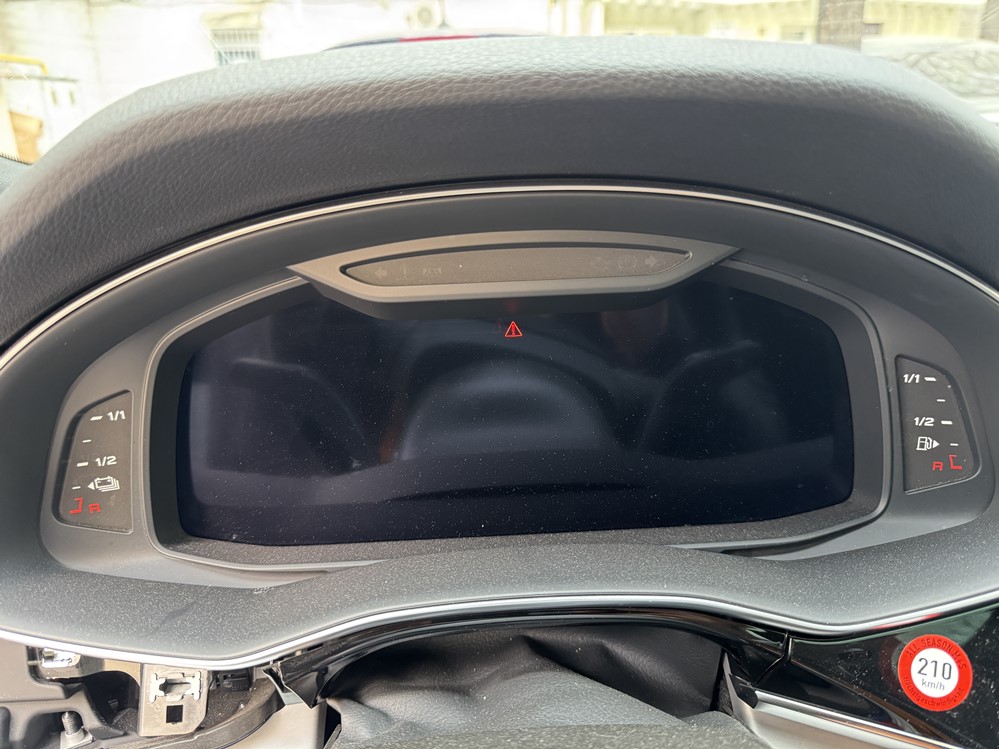 Montare 2 - Inlocuire Ceasuri Digitale Bord Virtual Cockpit AID Defecte Audi Q8 2024 Ecran Negru La Contact Pus