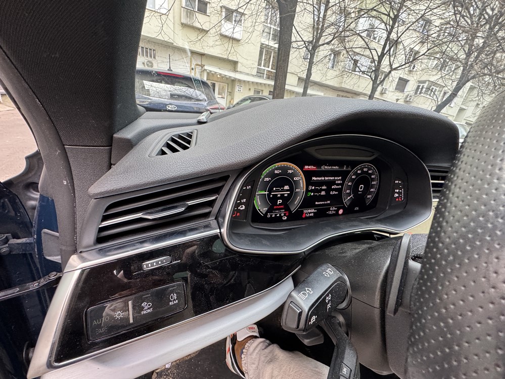 Montare 6 - Inlocuire Ceasuri Digitale Bord Virtual Cockpit AID Defecte Audi Q8 2024 Ecran Negru La Contact Pus