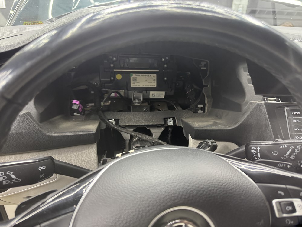 Montare 2 - Inlocuire Ceasuri Digitale Bord Virtual Cockpit AID Defecte Ecran Negru La Contact Pus VW Tiguan AD1 2019