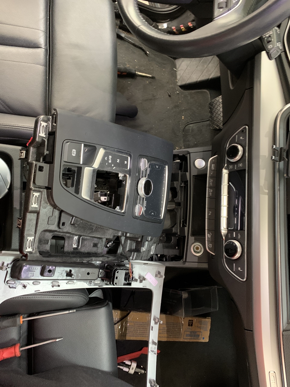 Activare 4 - Audi Q5 FY 2018 Instalare Activare Buton Autohold / Auto Hold Montare 4 - Audi Q5 FY 2018 Instalare Activare Buton Autohold / Auto Hold