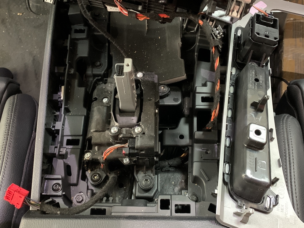 Activare 5 - Audi Q5 FY 2018 Instalare Activare Buton Autohold / Auto Hold Montare 5 - Audi Q5 FY 2018 Instalare Activare Buton Autohold / Auto Hold