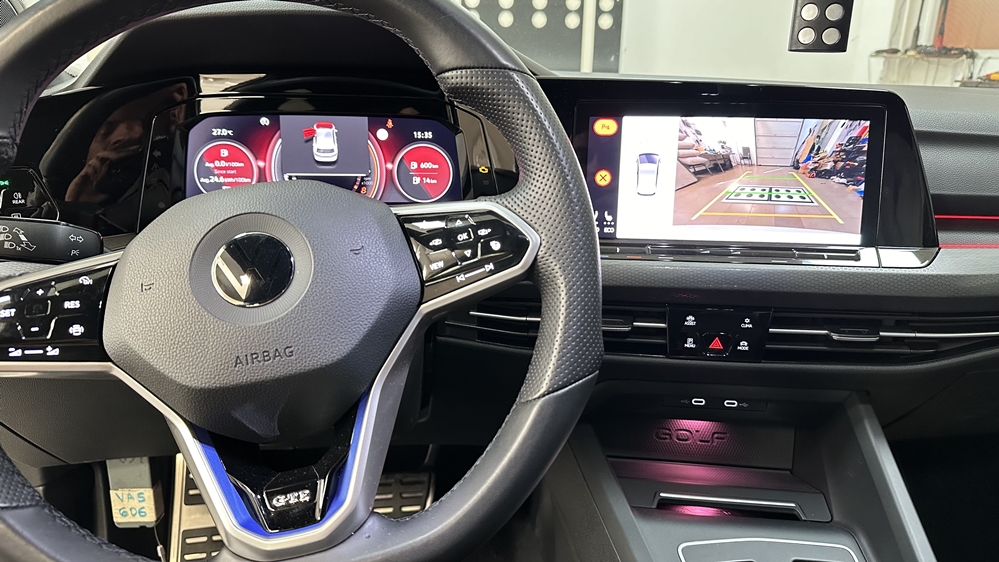 Activare 12 - Camera Spate VW Golf 8 VIII 2022 Camera Video Marsarier Originala in Emblema Montare 12 - Camera Spate VW Golf 8 VIII 2022 Camera Video Marsarier Originala in Emblema