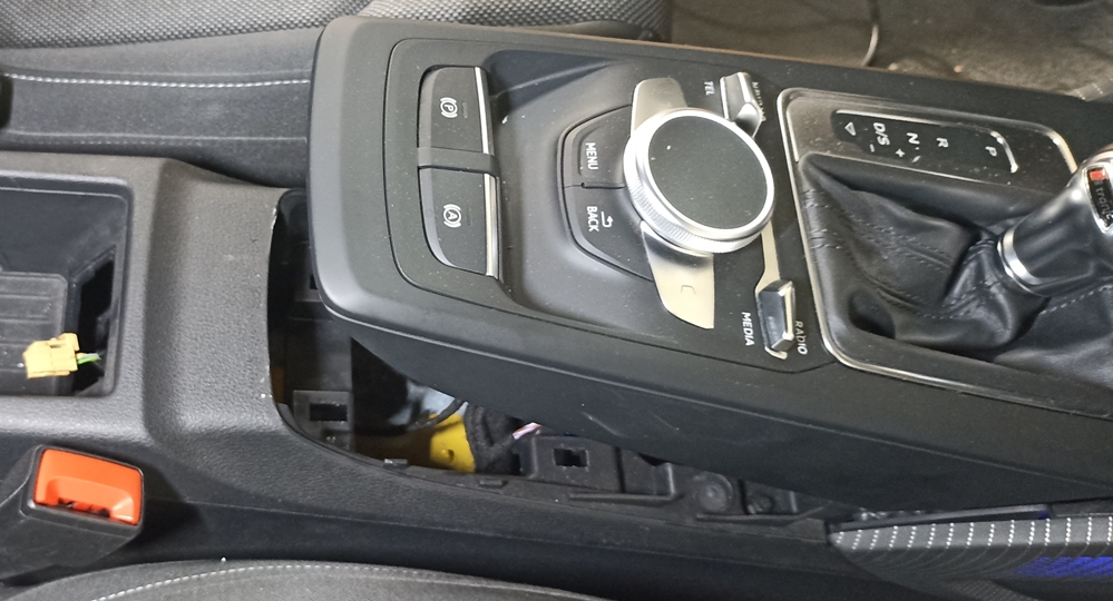 Activare 14 - Audi Q2 2018 Montare Camera Marsarier Originala USB Apple Carplay Android Auto Montare 14 - Audi Q2 2018 Montare Camera Marsarier Originala USB Apple Carplay Android Auto