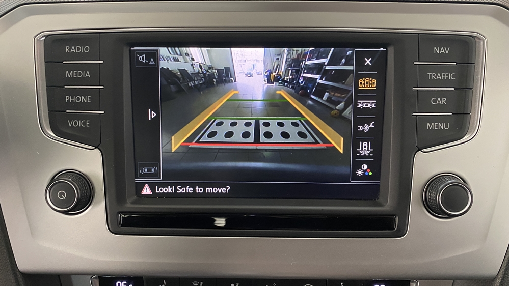 Activare 8 - VW Passat B8 2017 Instalare Camera Spate Marsarier Originala Flip In Emblema Montare 8 - VW Passat B8 2017 Instalare Camera Spate Marsarier Originala Flip In Emblema