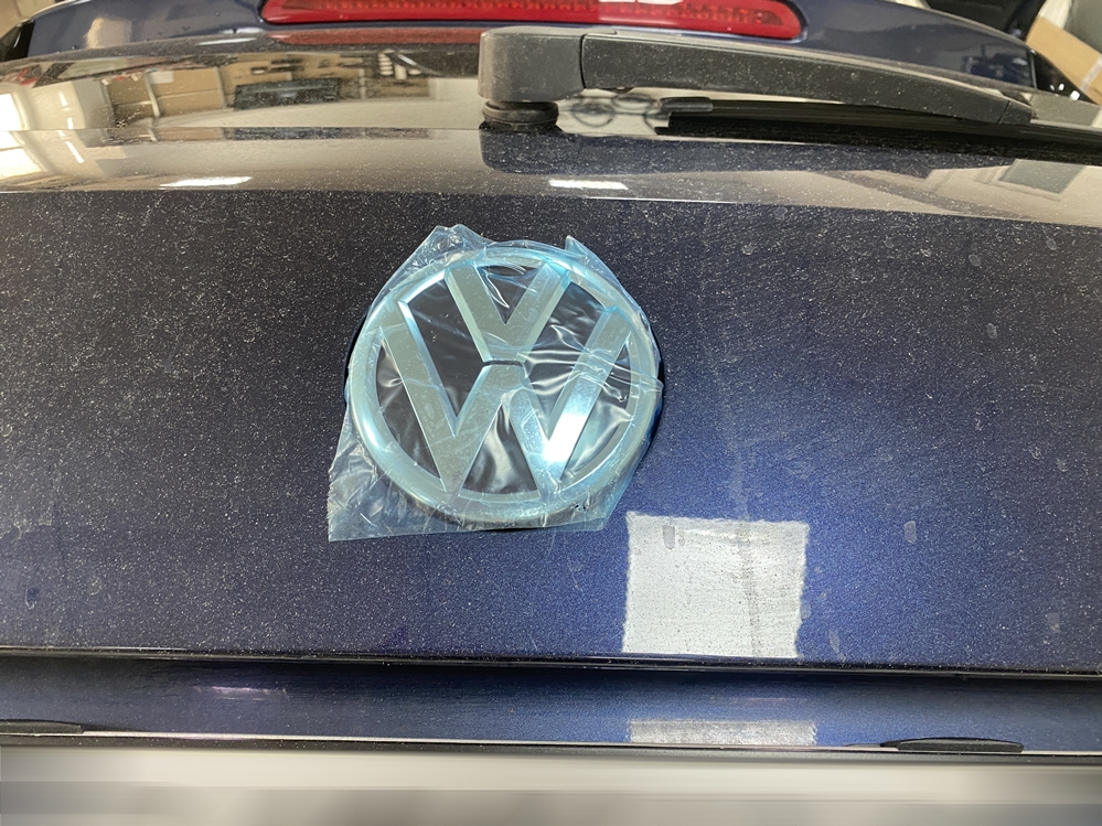 Montare 4 - VW Passat B8 2017 Instalare Camera Marsarier Originala Flip In Emblema