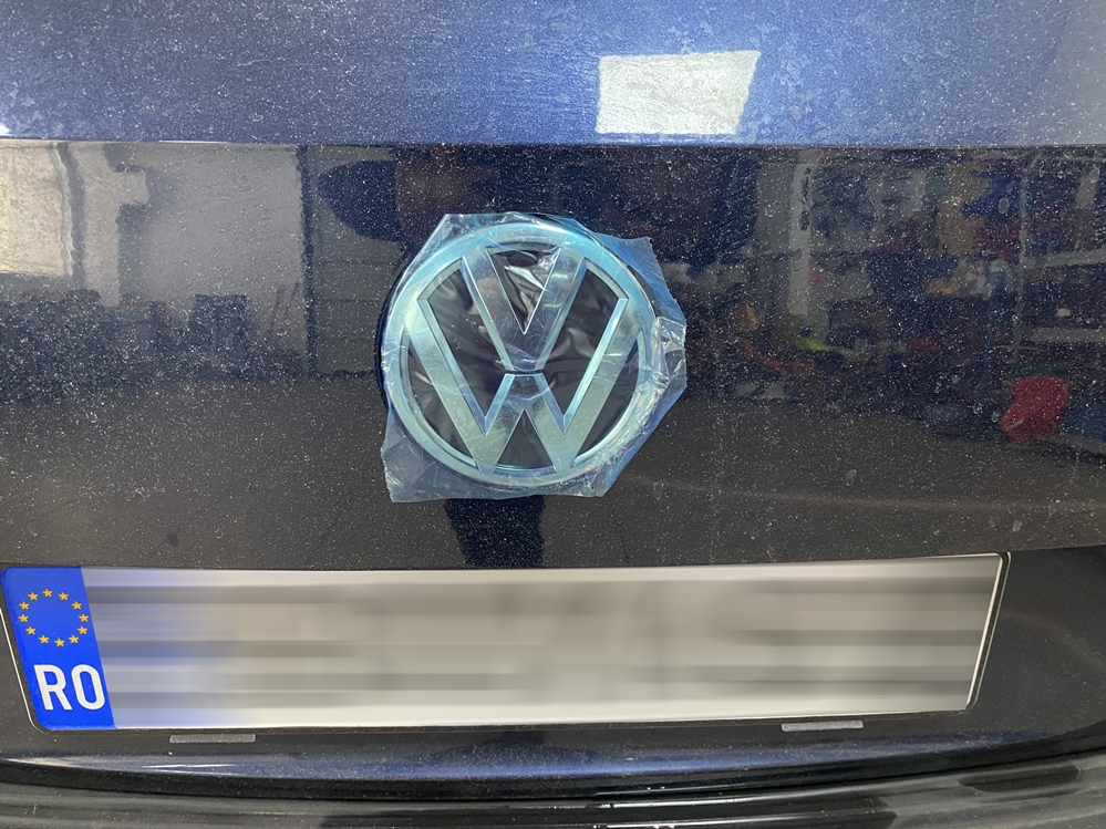 Montare 6 - VW Passat B8 2017 Instalare Camera Marsarier Originala Flip In Emblema