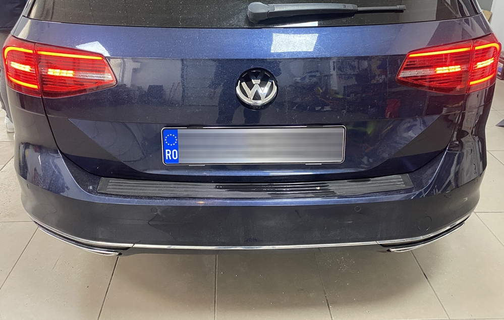 Montare 8 - VW Passat B8 2017 Instalare Camera Marsarier Originala Flip In Emblema