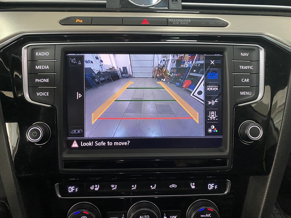 Montare 9 - VW Passat B8 2017 Instalare Camera Marsarier Originala Flip In Emblema