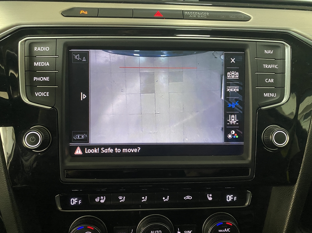 Montare 10 - VW Passat B8 2017 Instalare Camera Marsarier Originala Flip In Emblema
