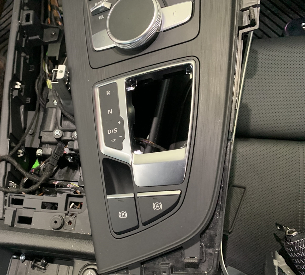 Montare 5 - Montare Camera Spate Originala Audi A4 B9 Auto Hold Audi A4 B9 2017