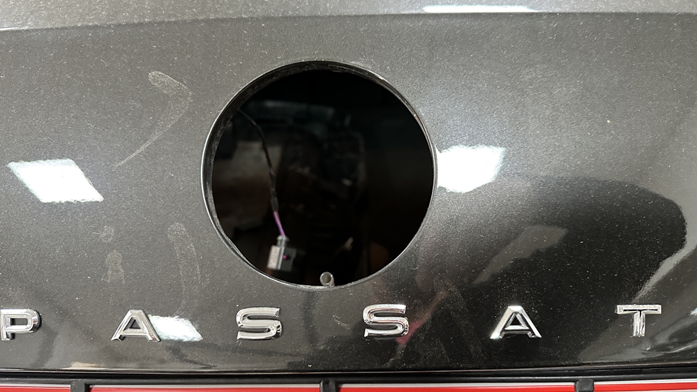 Montare 2 - VW Passat B8.5 2021 Instalare Camera Spate Marsarier Originala Flip In Emblema