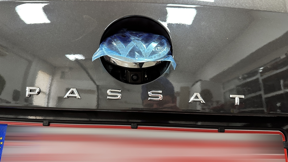 Montare 4 - VW Passat B8.5 2021 Instalare Camera Spate Marsarier Originala Flip In Emblema