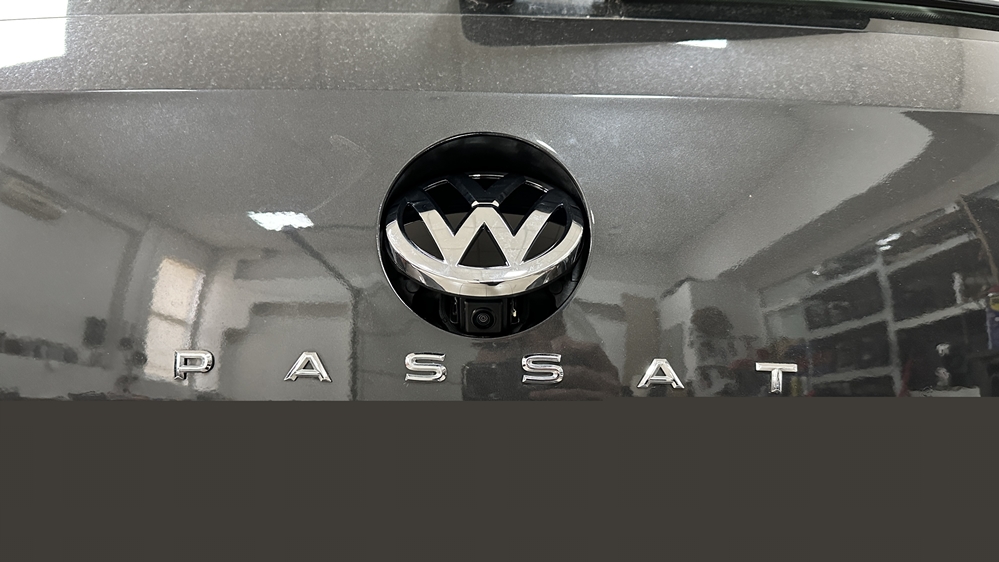 Montare 5 - VW Passat B8.5 2021 Instalare Camera Spate Marsarier Originala Flip In Emblema
