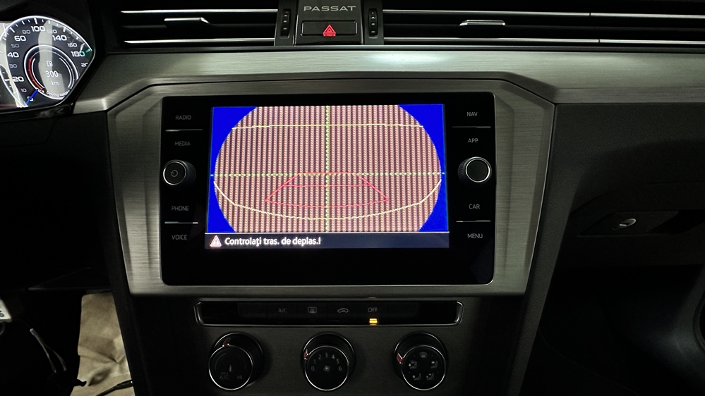 Montare 8 - VW Passat B8.5 2021 Instalare Camera Spate Marsarier Originala Flip In Emblema