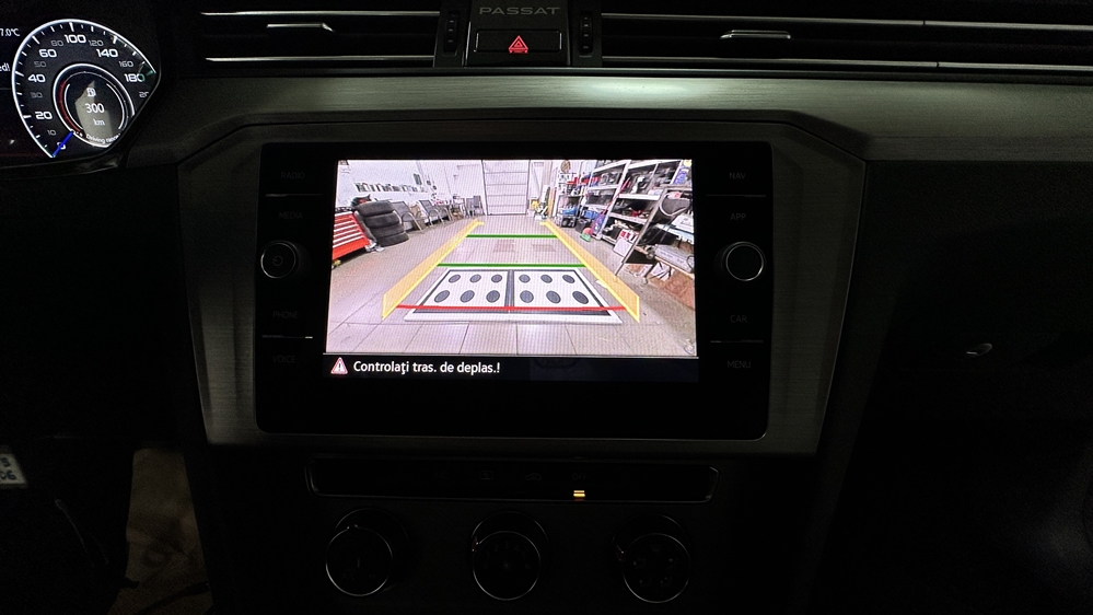 Montare 9 - VW Passat B8.5 2021 Instalare Camera Spate Marsarier Originala Flip In Emblema