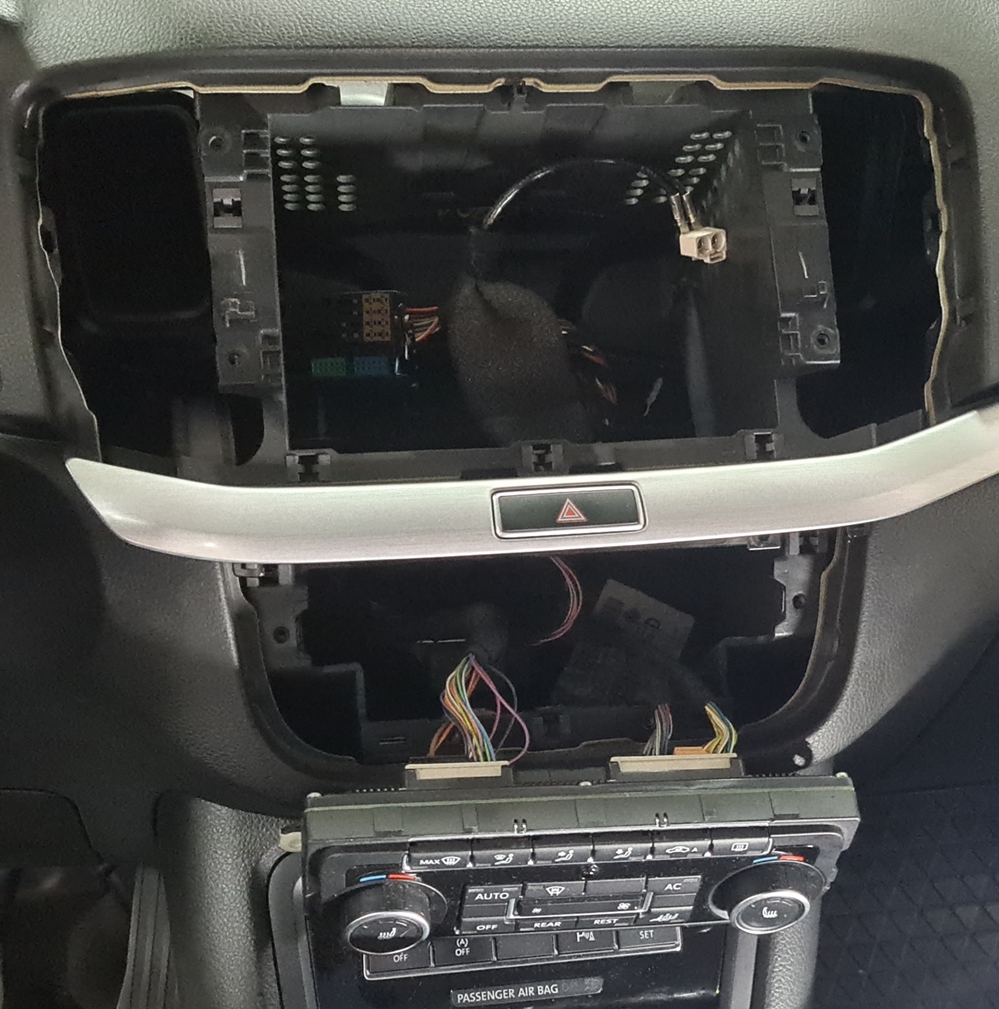 Activare 10 - Instalare Camera Spate Originala Navigatie MIB 2 PQ VW Sharan 7N Montare 10 - Instalare Camera Spate Originala Navigatie MIB 2 PQ VW Sharan 7N
