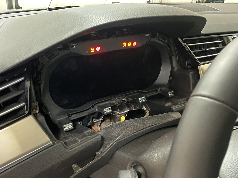 Montare 3 - VW Passat B8 2016 Instalare Ceasuri Digitale Virtual Cockpit Bord Digital Plasma