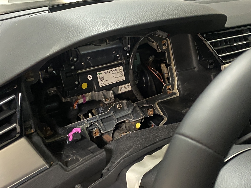 Montare 4 - VW Passat B8 2016 Instalare Ceasuri Digitale Virtual Cockpit Bord Digital Plasma