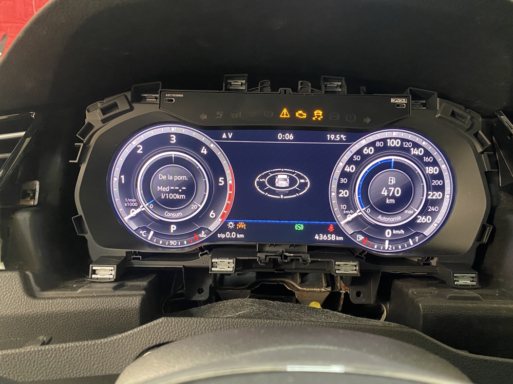 Montare 8 - VW Passat B8 2016 Instalare Ceasuri Digitale Virtual Cockpit Bord Digital Plasma