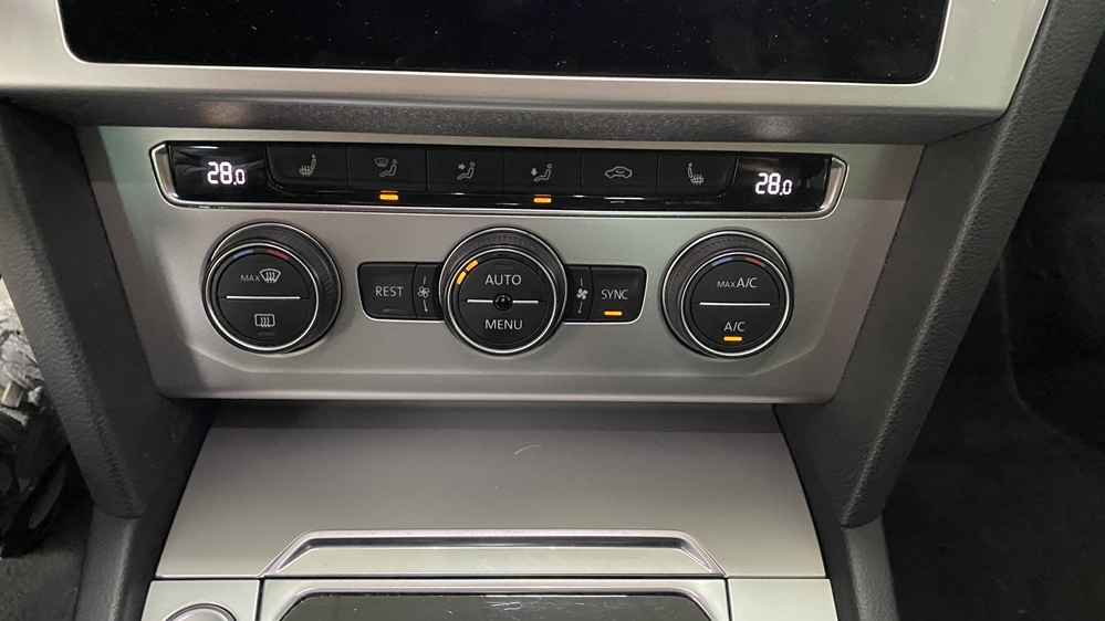 Montare 3 - VW Passat B8 2016 Instalare Ceasuri Digitale Bord Digital Panou Clima Digital Touch