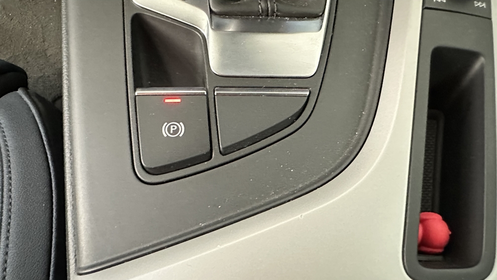 Montare 3 - Auto Hold Audi A4 B9 2019 Instalare Buton Activare Functie AutoHold Auto Hold