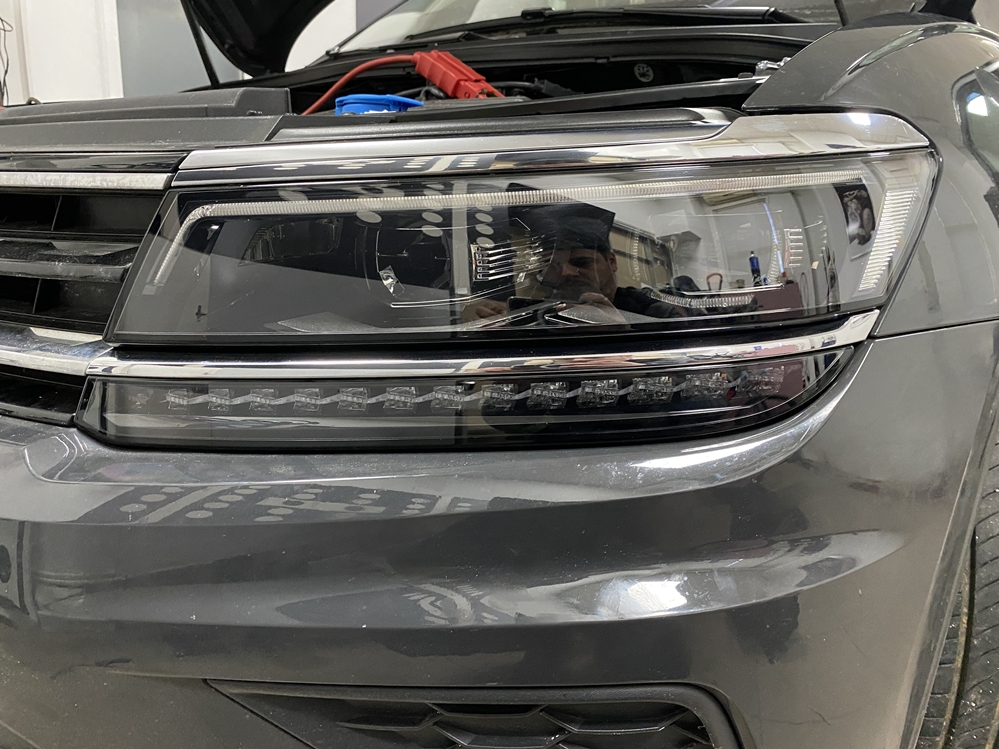 Montare 9 - VW Tiguan AD1 2018 Instalare Ceasuri Digitale Bord Digital Faruri Full LED Originale