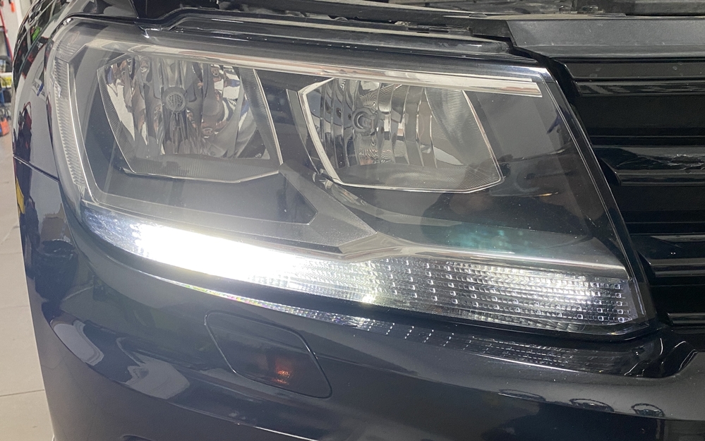 Montare 2 - VW Tiguan AD1 2016 Instalare Faruri FULL LED Matrix Originale 