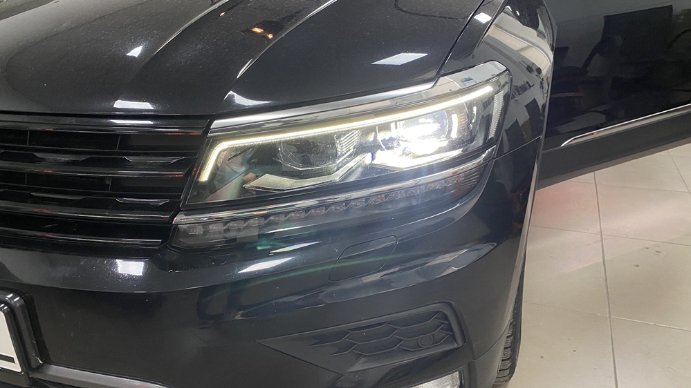 Pair Of Front Fog Lamps With Bulbs For VW Tiguan AD1 (2016-2019) – Black Housing, Clear Lens, Halogen H11
