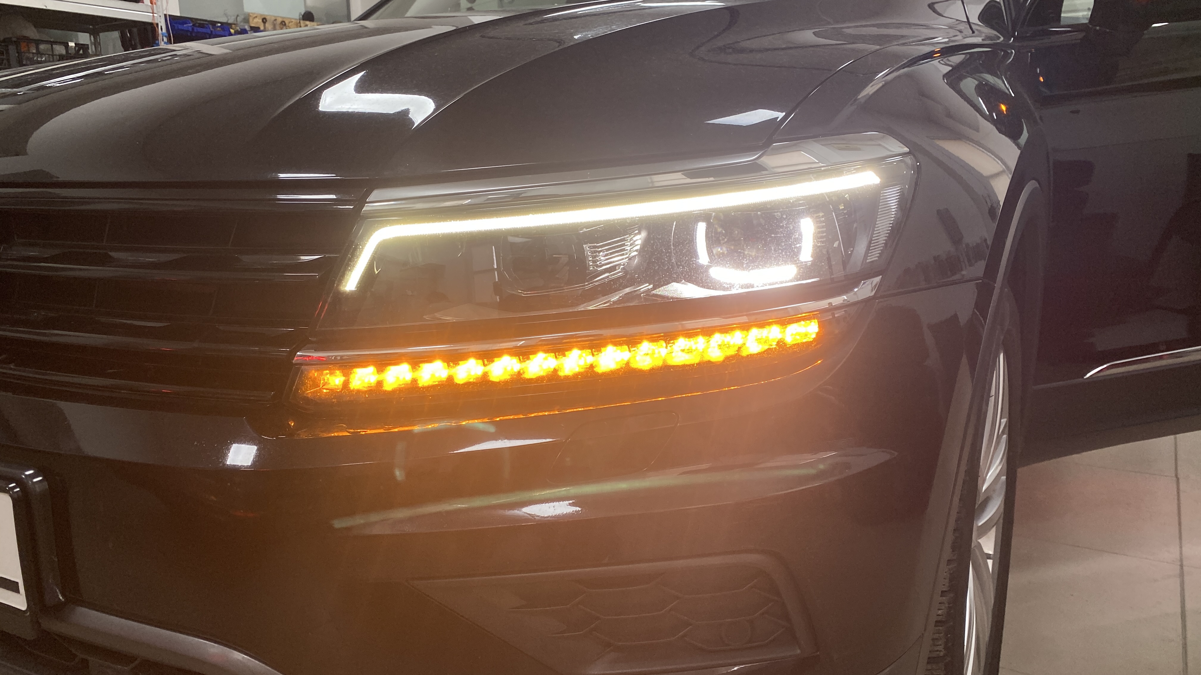 Montare 13 - VW Tiguan AD1 2016 Instalare Faruri FULL LED Matrix Originale 