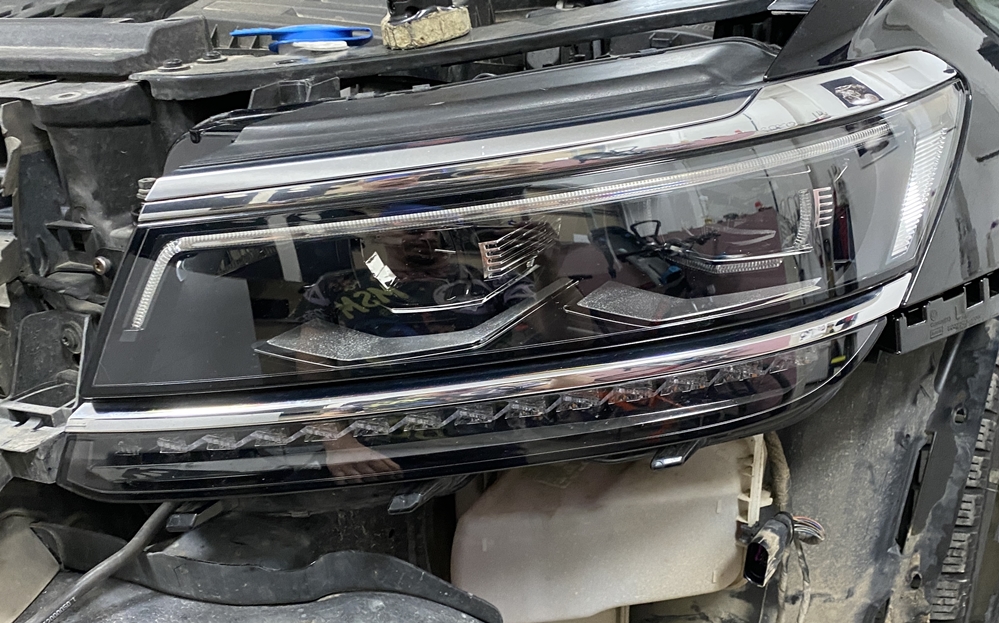 Montare 7 - VW Tiguan AD1 2016 Instalare Faruri FULL LED Matrix Originale 