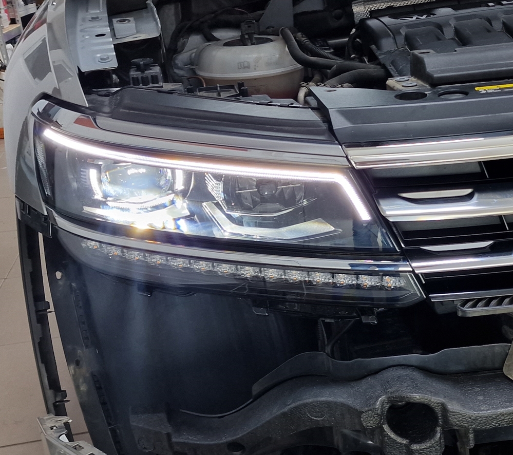 Montare 10 - Montare Faruri LED Matrix VW Tiguan 2 AD1 2017 Originale 