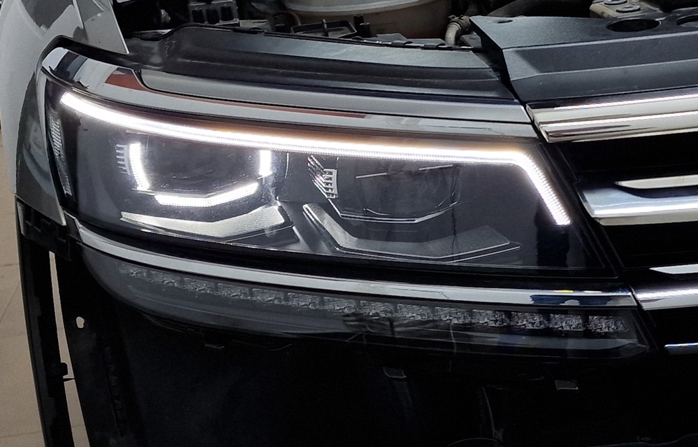 Montare 4 - Montare Faruri LED Matrix VW Tiguan 2 AD1 2017 Originale 