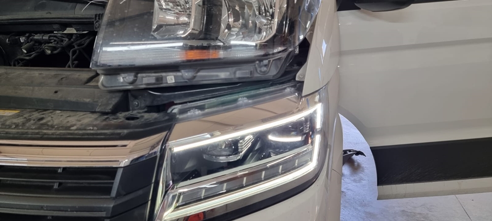 Montare 7 - VW Crafter 2018 Instalare Faruri LED Originale 