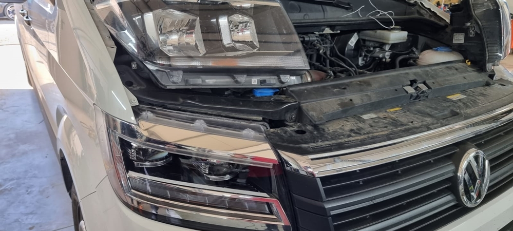 Montare 8 - VW Crafter 2018 Instalare Faruri LED Originale 