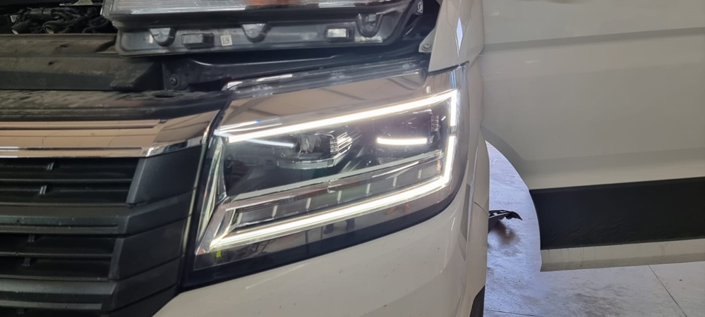 Montare 9 - VW Crafter 2018 Instalare Faruri LED Originale 