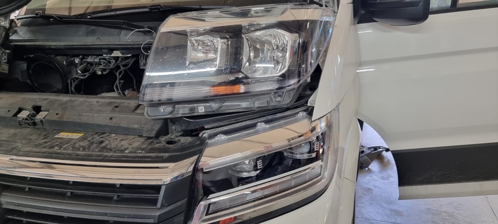 Montare 10 - VW Crafter 2018 Instalare Faruri LED Originale 